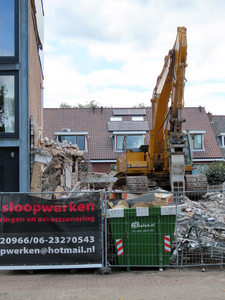 850639 Gezicht op de sloop van het pand Blauwkapelseweg 79 (A-C) te Utrecht, met op de achtergrond achtergevels van ...